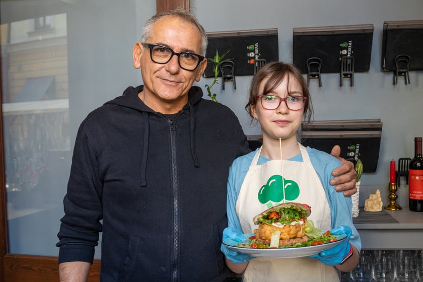 Na zdjęciu Maja Podgórska, laureatka konkursu WroCHEF, razem z szefem kuchni Restauracji AULA we Wrocławiu z potrawą stek z kalafiora w burgerze vege