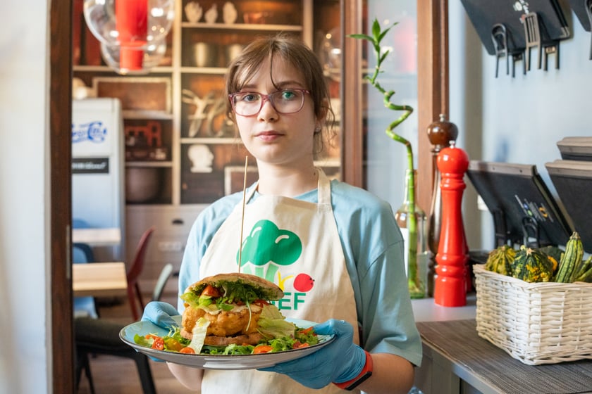 Na zdjęciu Maja Podgórska, laureatka konkursu WroCHEF, razem z szefem kuchni Restauracji AULA we Wrocławiu z potrawą stek z kalafiora w burgerze vege