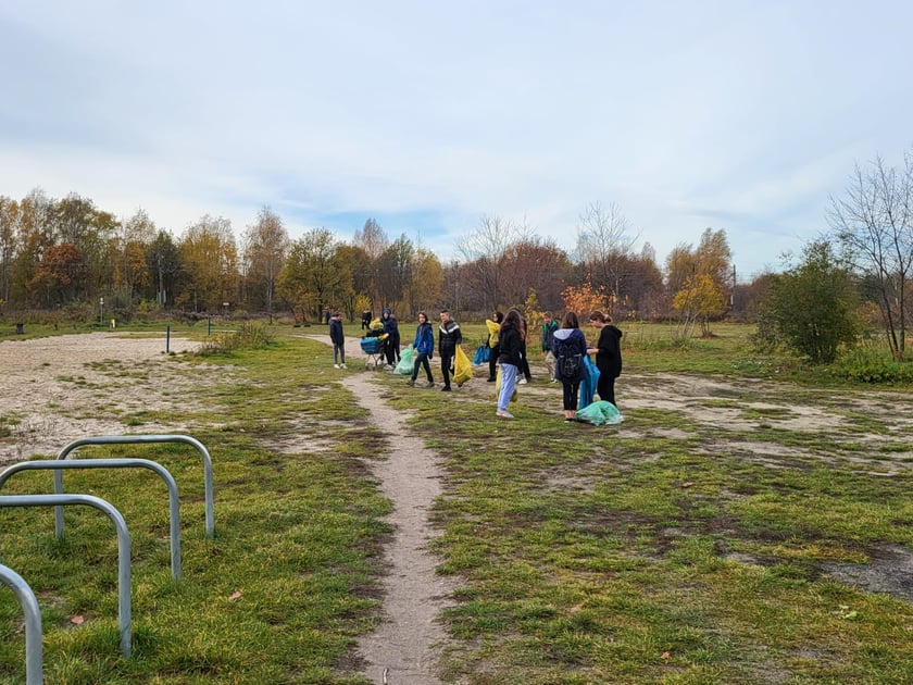 Mieszkańcy Maślic sprzątali w weekend osiedle. Posadzili też drzewa i krzewy