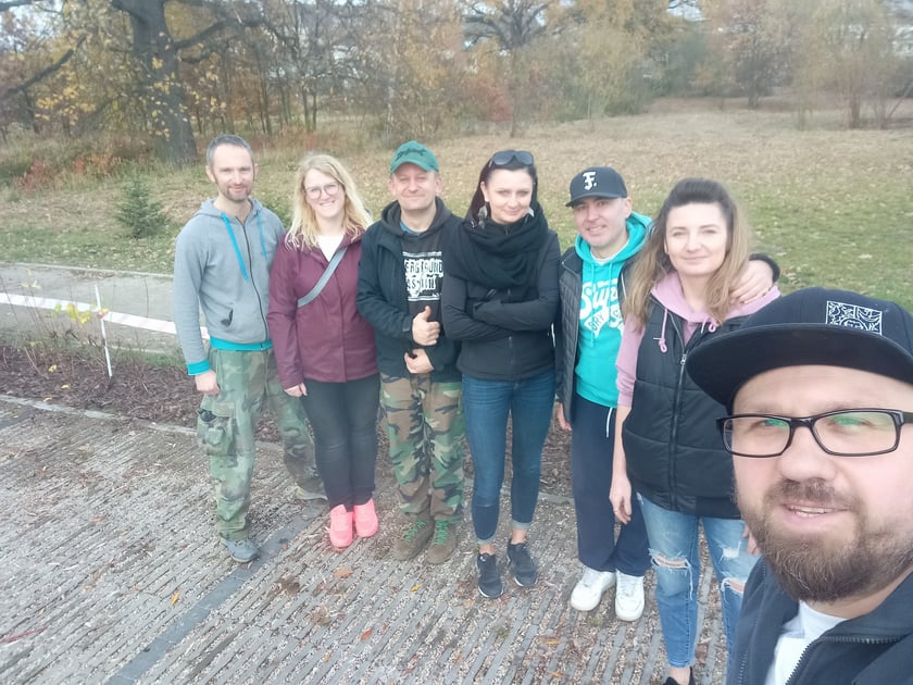Mieszkańcy Maślic sprzątali w weekend osiedle. Posadzili też drzewa i krzewy