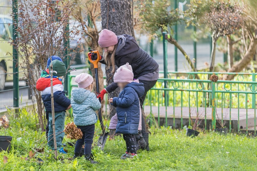 Na zdjęciu dzieci i wolontariusze firmy Develia podczas wspólnego sadzenia drzew i krzewów w Przedszkolu nr 82 we Wrocławiu