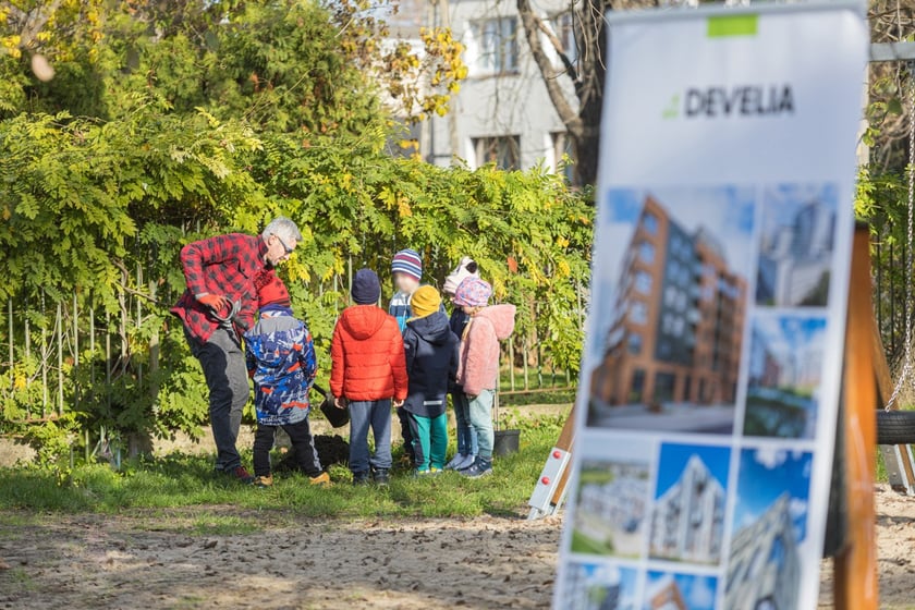 Na zdjęciu dzieci i wolontariusze firmy Develia podczas wspólnego sadzenia drzew i krzewów w Przedszkolu nr 82 we Wrocławiu