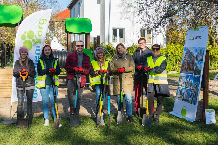 Na zdjęciu dzieci i wolontariusze firmy Develia podczas wspólnego sadzenia drzew i krzewów w Przedszkolu nr 82 we Wrocławiu