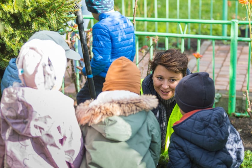 Na zdjęciu dzieci i wolontariusze firmy Develia podczas wspólnego sadzenia drzew i krzewów w Przedszkolu nr 82 we Wrocławiu