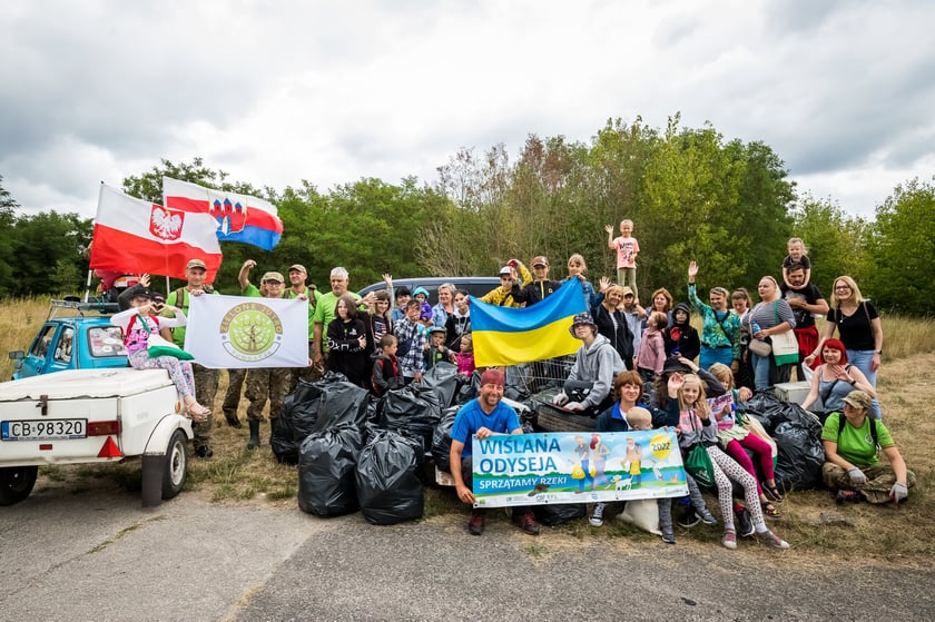 Na zdjęciu widać uczestników akcji, którzy sprzątali  Polskę ze śmieci w ciągu ostatnich trzech lat