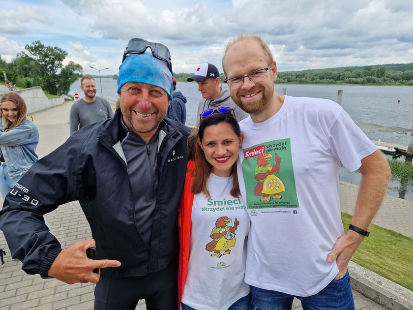 Na zdjęciu widać uczestników akcji, którzy sprzątali  Polskę ze śmieci w ciągu ostatnich trzech lat