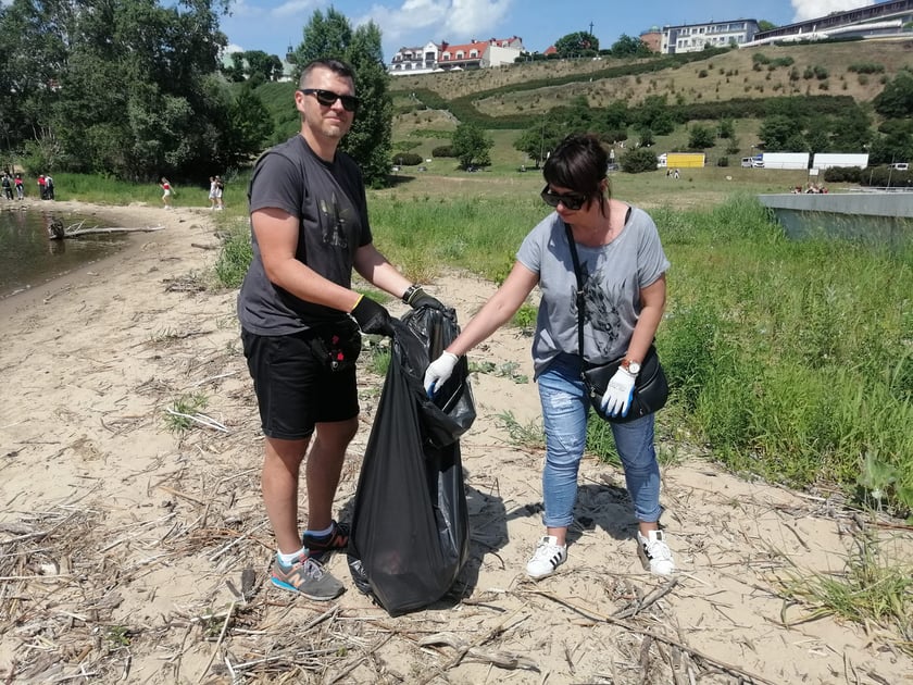 Na zdjęciu widać uczestników akcji, którzy sprzątali  Polskę ze śmieci w ciągu ostatnich trzech lat