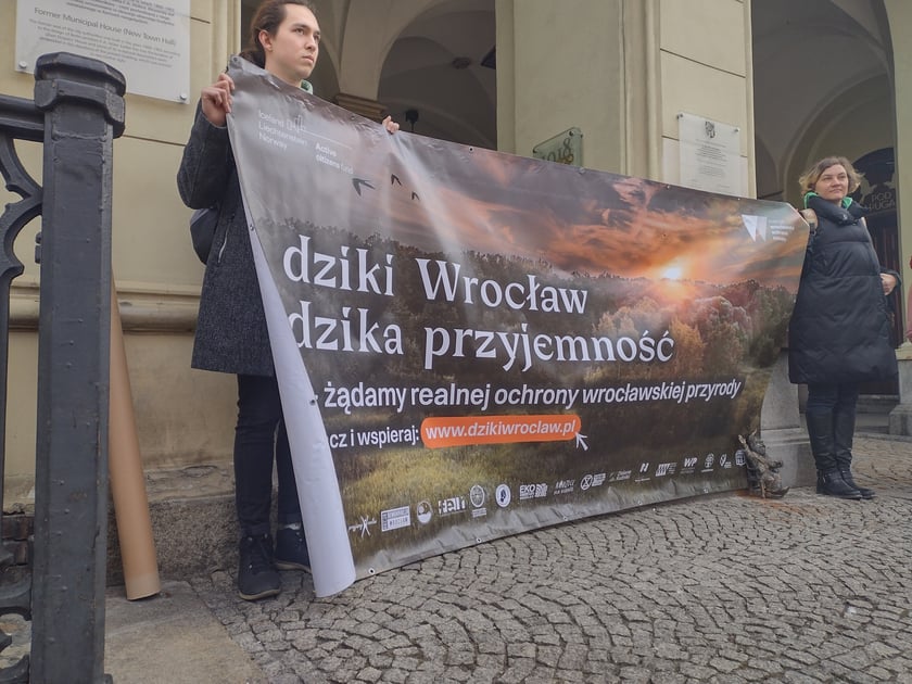 Protest w sprawie działki ze stawem przy stadionie