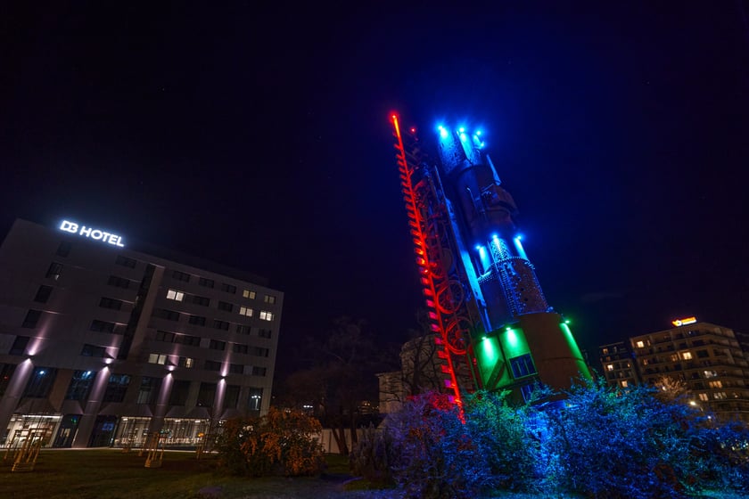 Na zdjęciu nowa iluminacja rzeźby ?Pociąg do nieba? na placu Strzegomskim we Wrocławiu