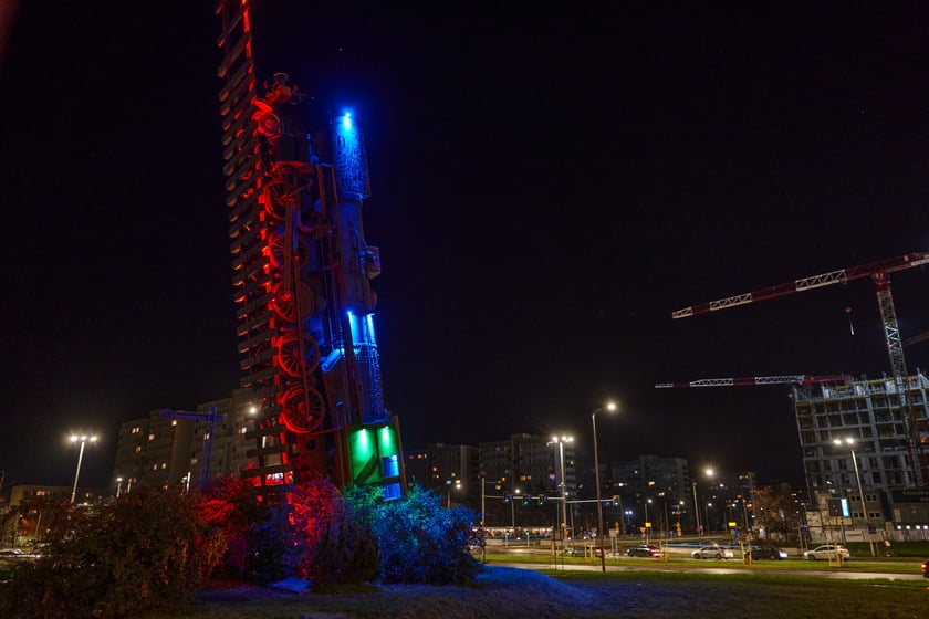 Na zdjęciu nowa iluminacja rzeźby ?Pociąg do nieba? na placu Strzegomskim we Wrocławiu