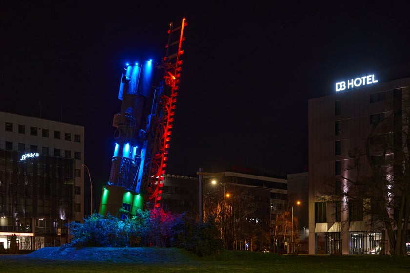 Na zdjęciu nowa iluminacja rzeźby ?Pociąg do nieba? na placu Strzegomskim we Wrocławiu