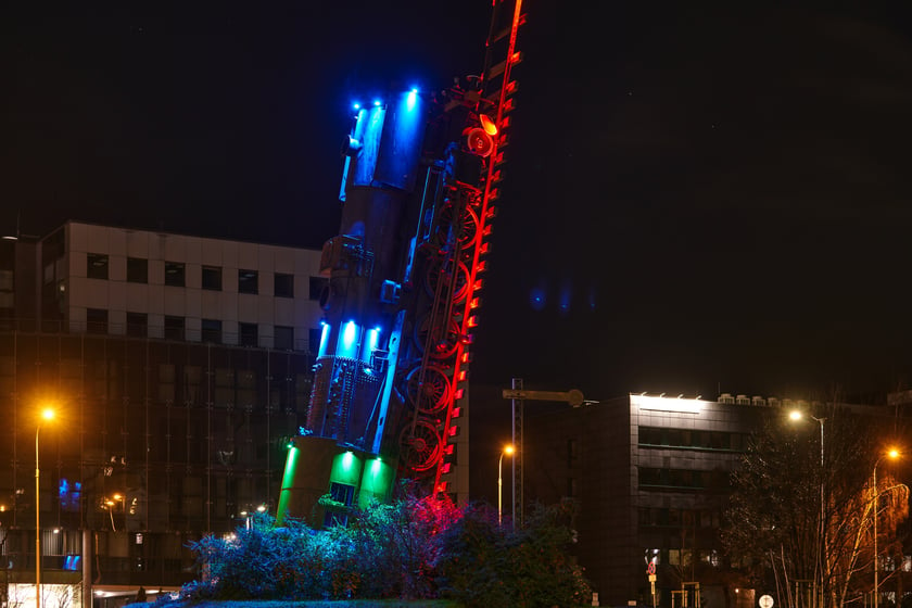 Na zdjęciu nowa iluminacja rzeźby ?Pociąg do nieba? na placu Strzegomskim we Wrocławiu