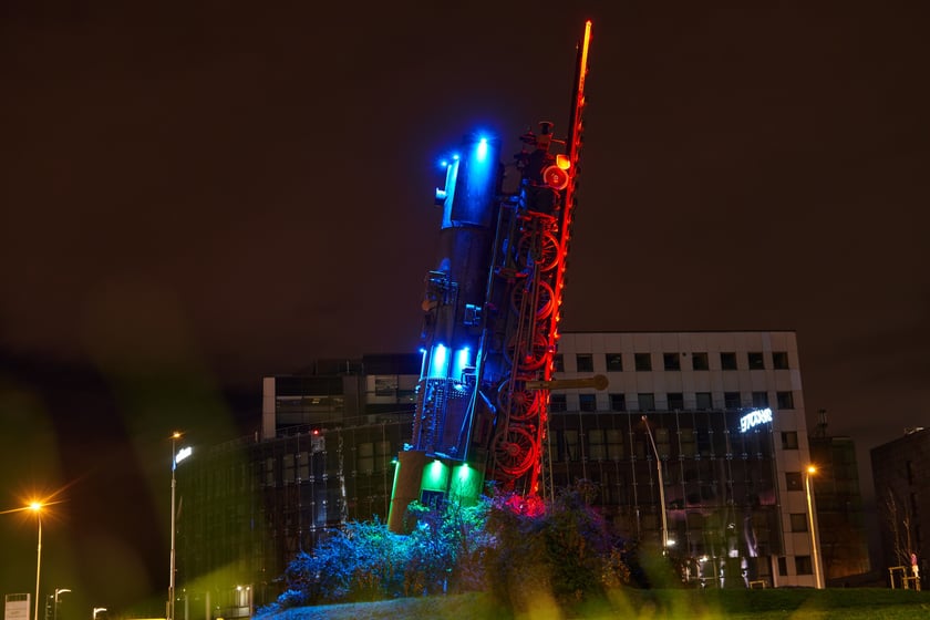 Na zdjęciu nowa iluminacja rzeźby ?Pociąg do nieba? na placu Strzegomskim we Wrocławiu