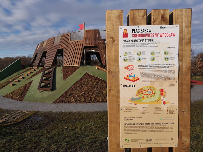 Na zdjęciu ?Średniowieczny Wrocław? w parku Tysiąclecia, czyli wyjątkowy plac zabaw na zachodzie Wrocławia