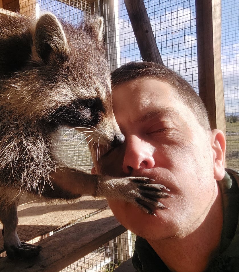 Grzegorz Dziwak i szopy z azylu Szopowisko pod Wrocławiem