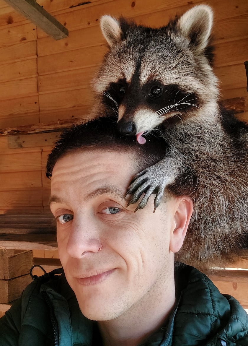 Grzegorz Dziwak i szopy z azylu Szopowisko pod Wrocławiem