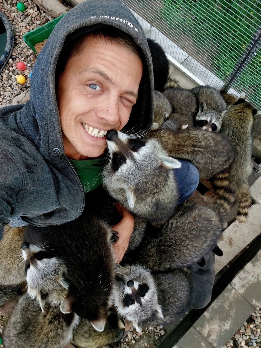 Grzegorz Dziwak i szopy z azylu Szopowisko pod Wrocławiem