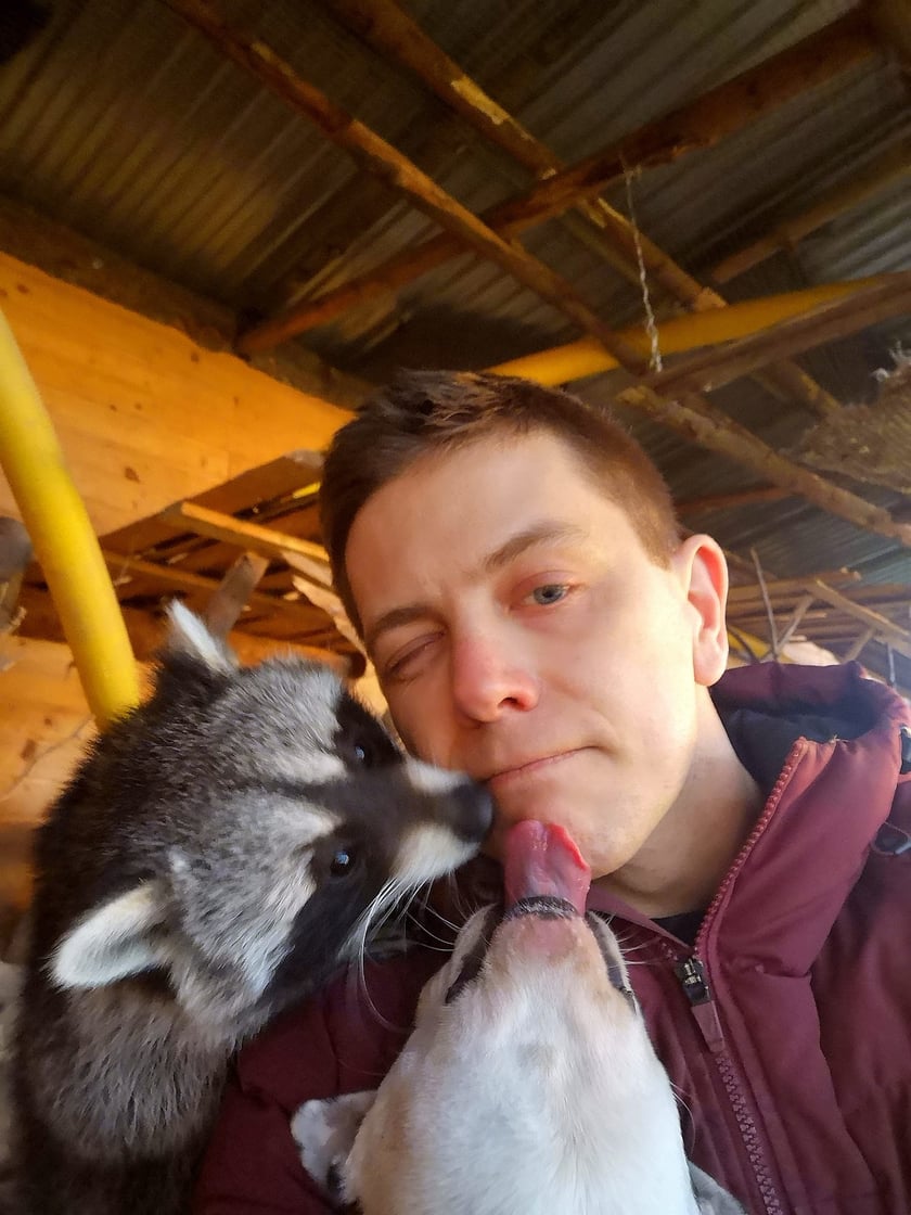 Grzegorz Dziwak i szop z azylu Szopowisko pod Wrocławiem