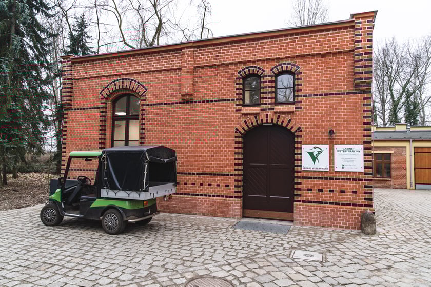 Wyremontowany, zabytkowy budynek, gdzie swtorzono miejsce na lecznicę dla zwierząt