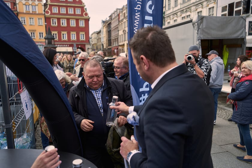 Światowy Dzień Wody - ekologiczna wymiana 22 marca na placu Solnym we Wrocławiu, akcja MPWiK