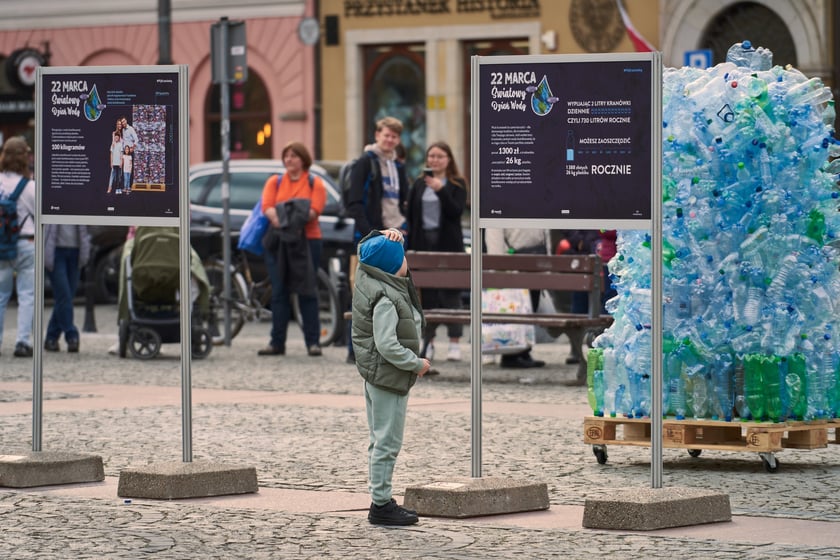 Światowy Dzień Wody - ekologiczna wymiana 22 marca na placu Solnym we Wrocławiu, akcja MPWiK