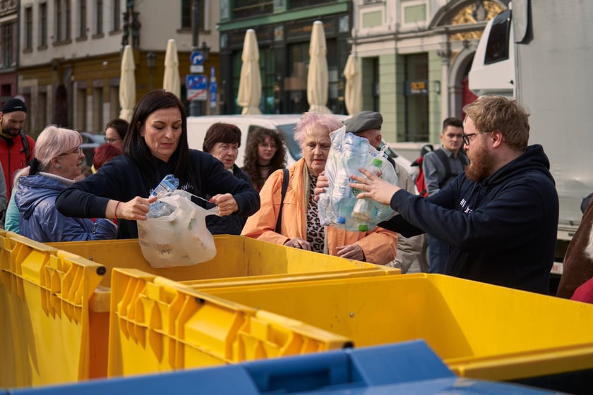 Światowy Dzień Wody - ekologiczna wymiana 22 marca na placu Solnym we Wrocławiu, akcja MPWiK