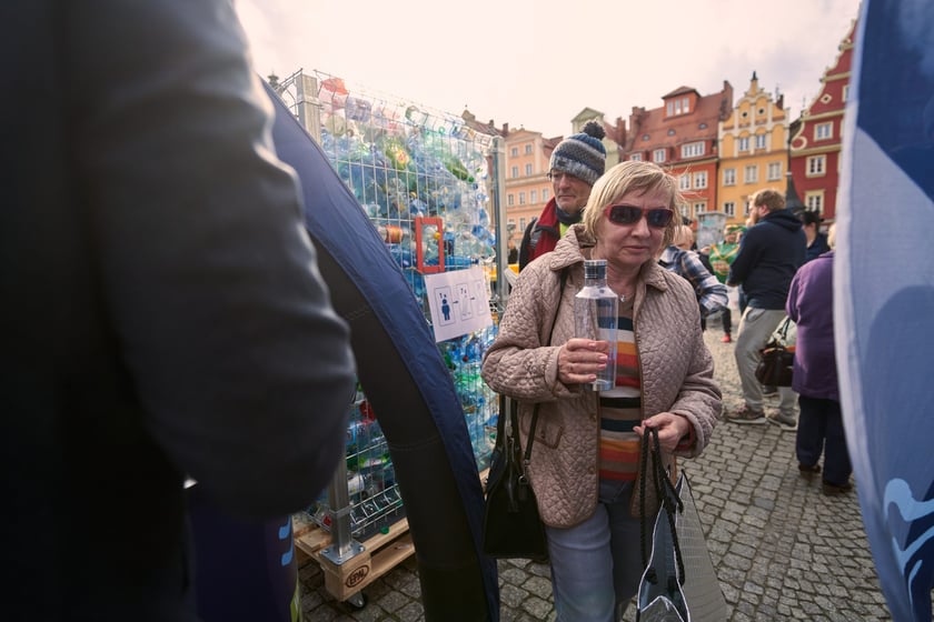 Światowy Dzień Wody - ekologiczna wymiana 22 marca na placu Solnym we Wrocławiu, akcja MPWiK