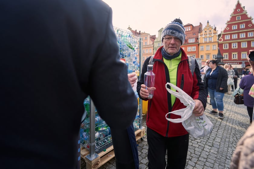 Światowy Dzień Wody - ekologiczna wymiana 22 marca na placu Solnym we Wrocławiu, akcja MPWiK