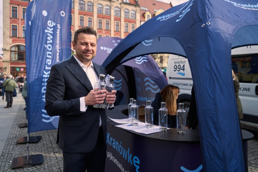 Światowy Dzień Wody - ekologiczna wymiana 22 marca na placu Solnym we Wrocławiu, akcja MPWiK