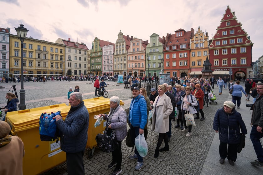 Światowy Dzień Wody - ekologiczna wymiana 22 marca na placu Solnym we Wrocławiu, akcja MPWiK