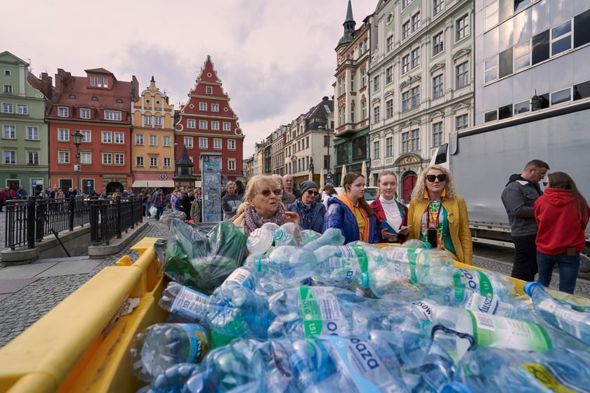 Światowy Dzień Wody - ekologiczna wymiana 22 marca na placu Solnym we Wrocławiu, akcja MPWiK