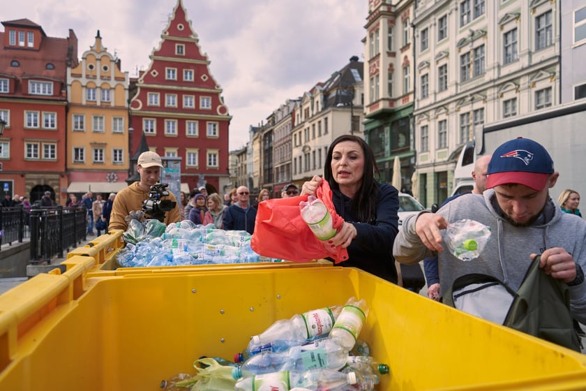 Światowy Dzień Wody - ekologiczna wymiana 22 marca na placu Solnym we Wrocławiu, akcja MPWiK