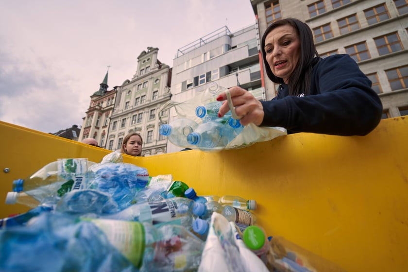 Światowy Dzień Wody - ekologiczna wymiana 22 marca na placu Solnym we Wrocławiu, akcja MPWiK