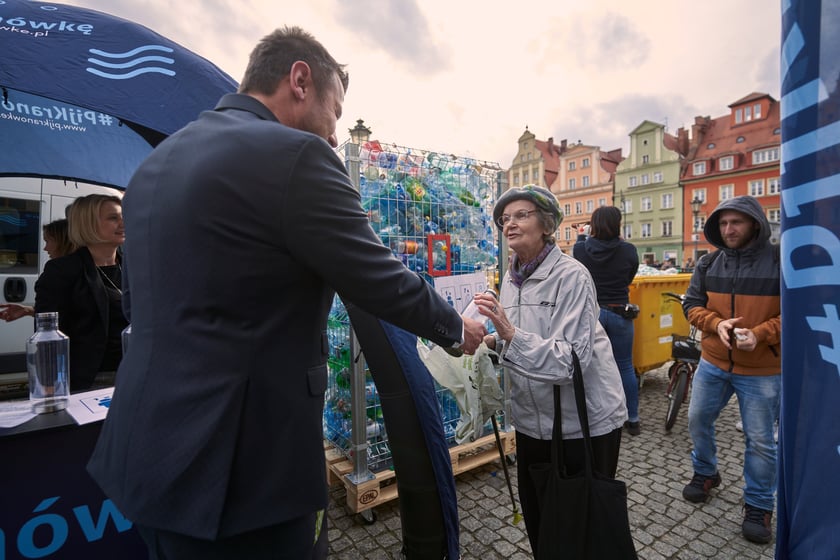 Światowy Dzień Wody - ekologiczna wymiana 22 marca na placu Solnym we Wrocławiu, akcja MPWiK