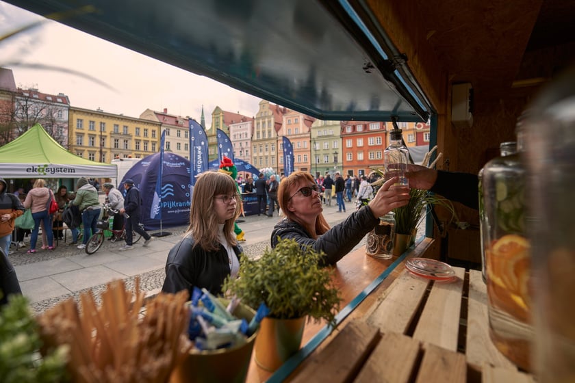 Światowy Dzień Wody - ekologiczna wymiana 22 marca na placu Solnym we Wrocławiu, akcja MPWiK