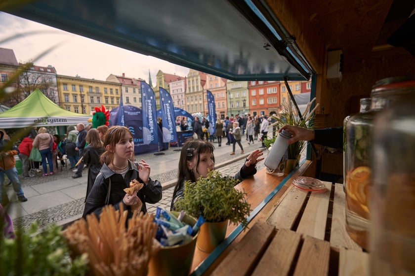 Światowy Dzień Wody - ekologiczna wymiana 22 marca na placu Solnym we Wrocławiu, akcja MPWiK