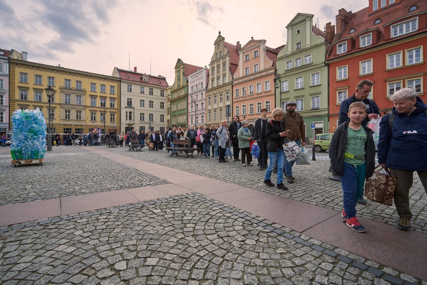 Światowy Dzień Wody - ekologiczna wymiana 22 marca na placu Solnym we Wrocławiu, akcja MPWiK