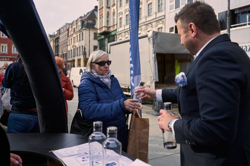 Światowy Dzień Wody - ekologiczna wymiana 22 marca na placu Solnym we Wrocławiu, akcja MPWiK