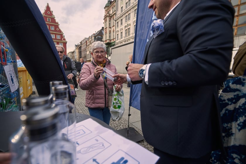 Światowy Dzień Wody - ekologiczna wymiana 22 marca na placu Solnym we Wrocławiu, akcja MPWiK