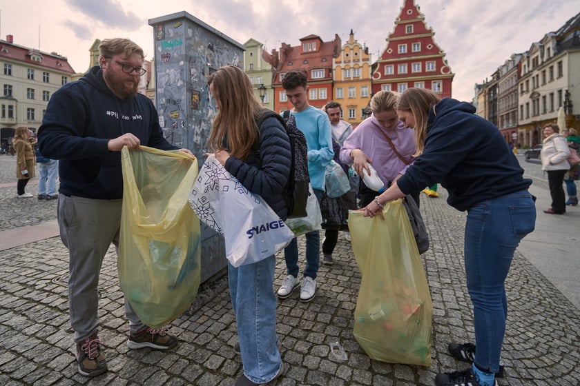 Światowy Dzień Wody - ekologiczna wymiana 22 marca na placu Solnym we Wrocławiu, akcja MPWiK