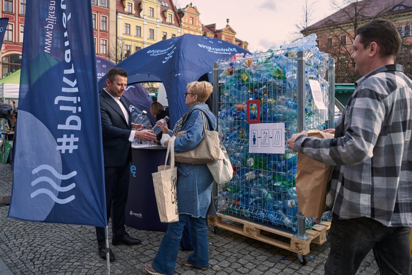 Światowy Dzień Wody - ekologiczna wymiana 22 marca na placu Solnym we Wrocławiu, akcja MPWiK