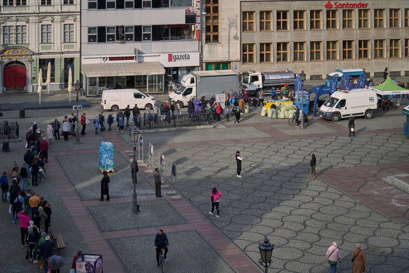 Światowy Dzień Wody - ekologiczna wymiana 22 marca na placu Solnym we Wrocławiu, akcja MPWiK