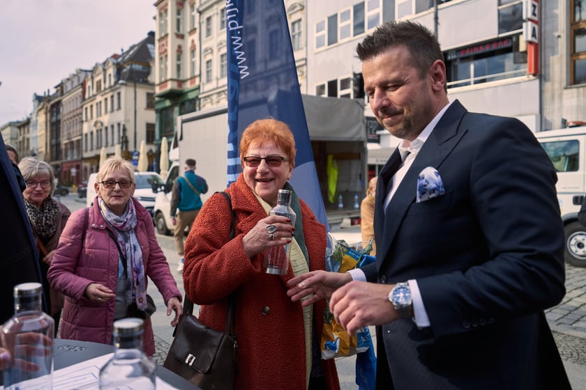 Światowy Dzień Wody - ekologiczna wymiana 22 marca na placu Solnym we Wrocławiu, akcja MPWiK