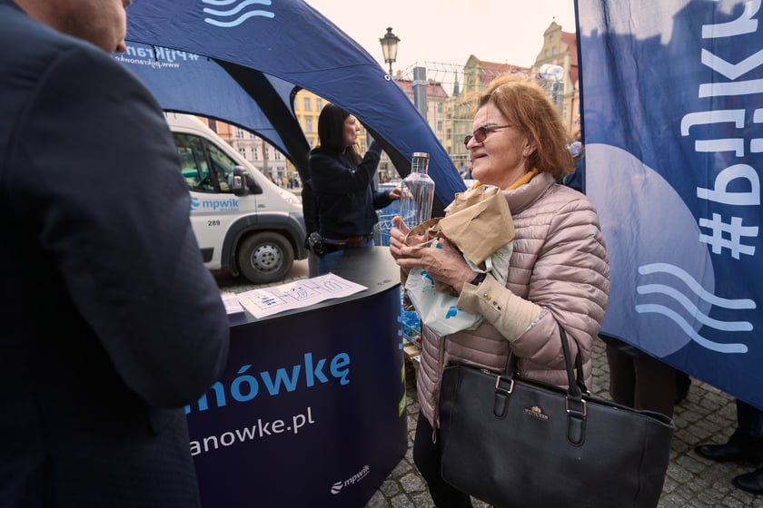 Światowy Dzień Wody - ekologiczna wymiana 22 marca na placu Solnym we Wrocławiu, akcja MPWiK