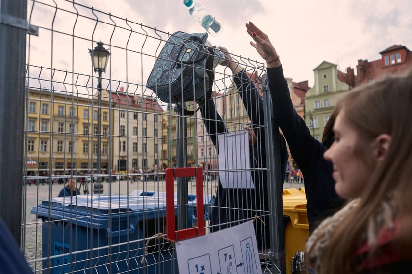 Światowy Dzień Wody - ekologiczna wymiana 22 marca na placu Solnym we Wrocławiu, akcja MPWiK