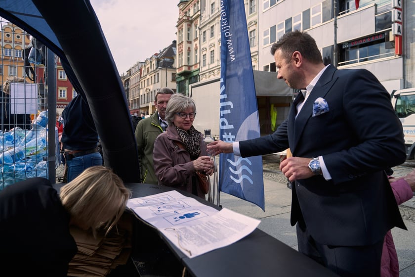 Światowy Dzień Wody - ekologiczna wymiana 22 marca na placu Solnym we Wrocławiu, akcja MPWiK