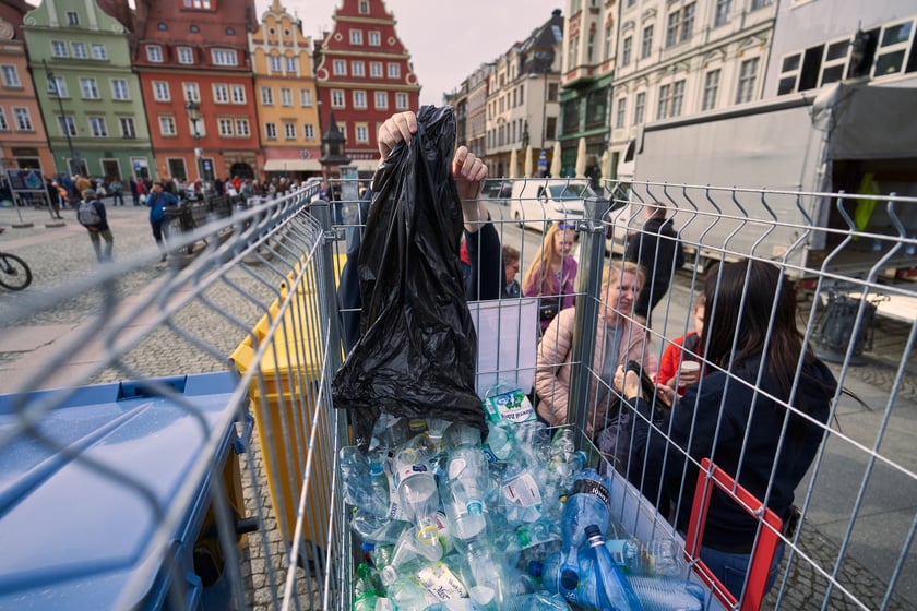 Światowy Dzień Wody - ekologiczna wymiana 22 marca na placu Solnym we Wrocławiu, akcja MPWiK