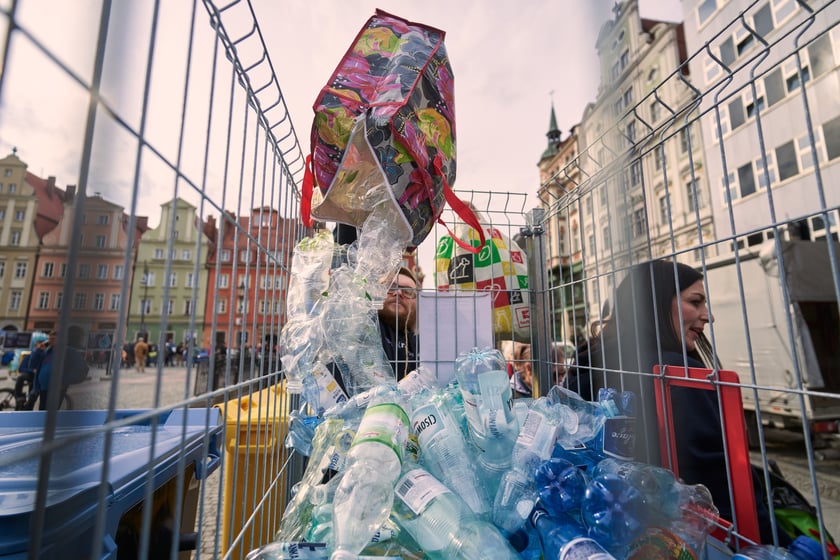 Światowy Dzień Wody - ekologiczna wymiana 22 marca na placu Solnym we Wrocławiu, akcja MPWiK