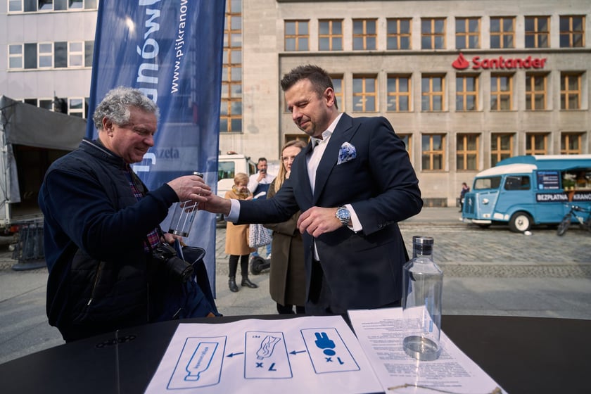 Światowy Dzień Wody - ekologiczna wymiana 22 marca na placu Solnym we Wrocławiu, akcja MPWiK
