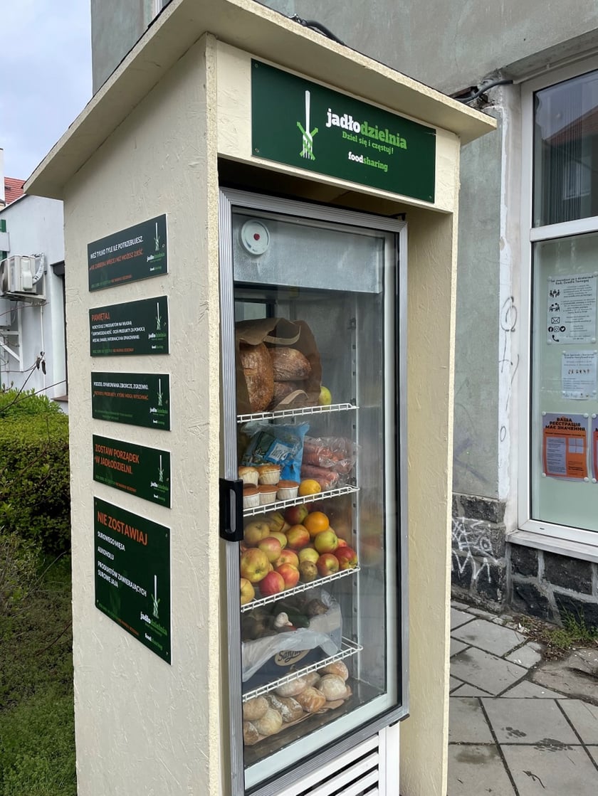 Na Tarnogaju przy ul Henrykowskiej 2 przed siedzibą rady osiedla działa już siedemnasta we Wrocławiu Jadłodzielnia Foodsharing.